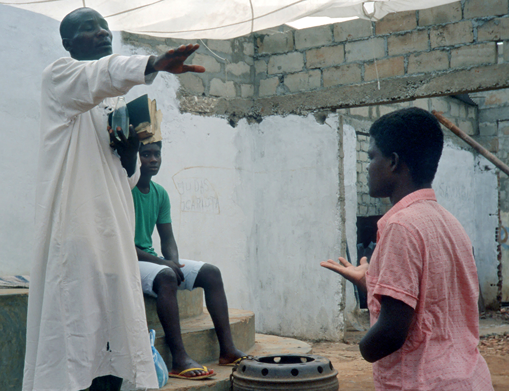 Papa Kitoko bénissant un fidèle amputé de guerre.