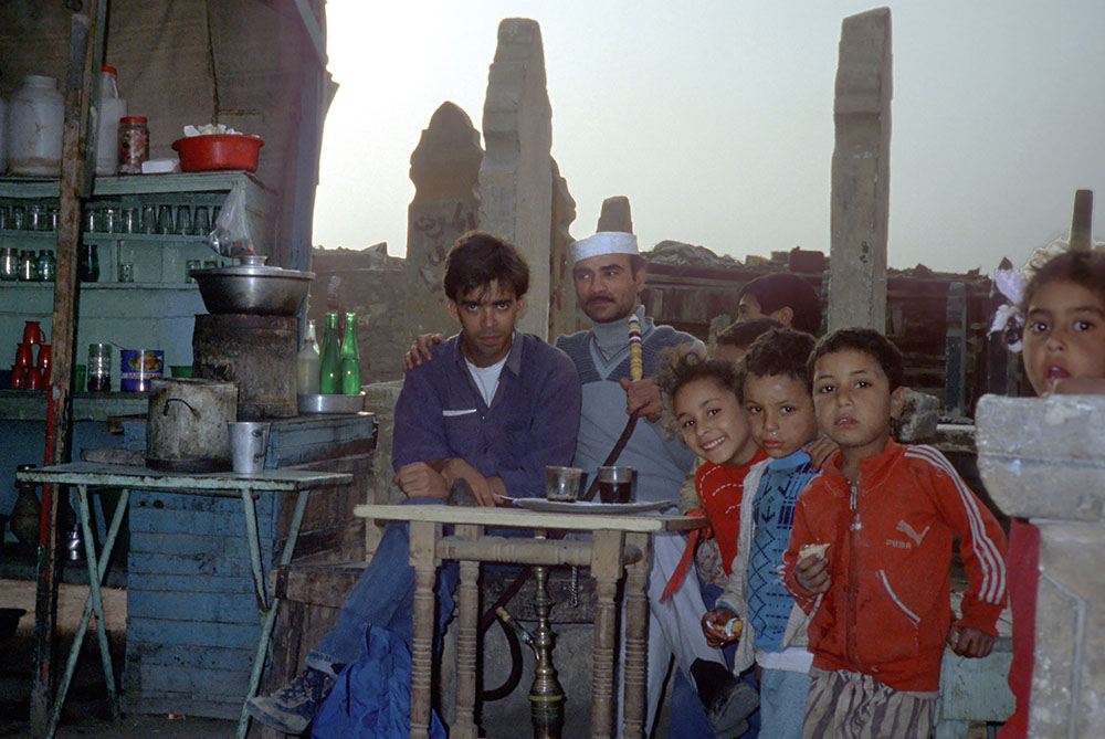 A l'heure du thé et du narguilé, assis sur une tombe... A l'heure du thé et du narguilé, assis sur une tombe...