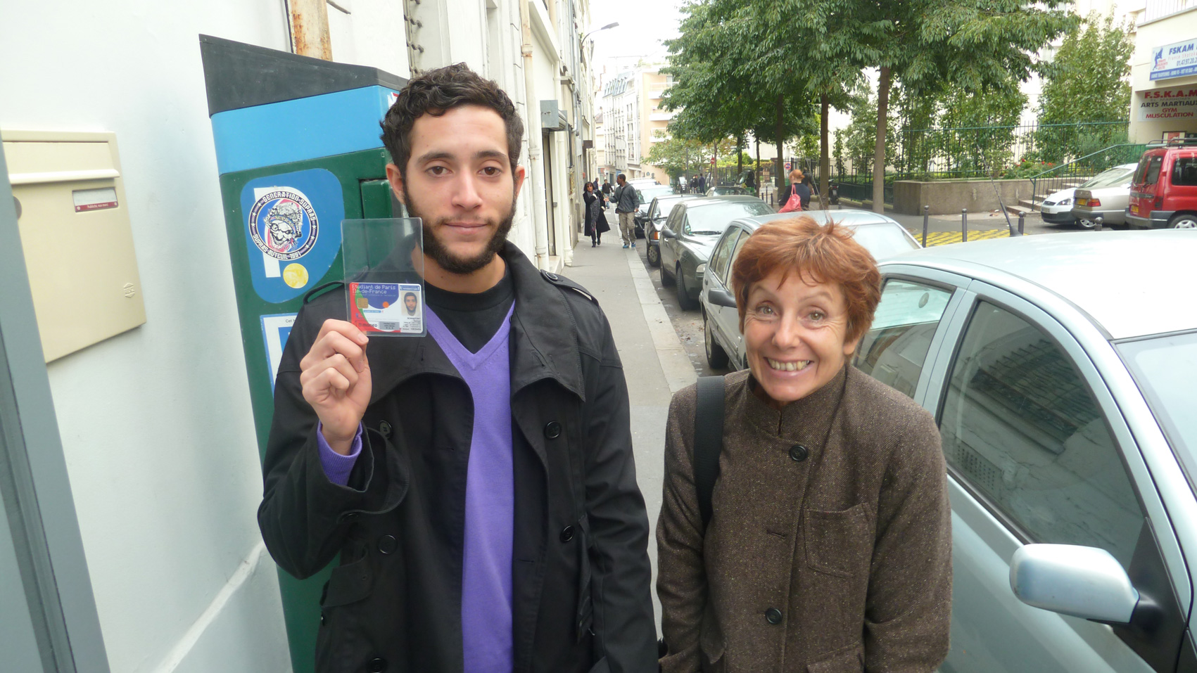 Sam avec sa nouvelle carte d'étudiant et Elizabeth Sam avec sa nouvelle carte d'étudiant et Elizabeth
