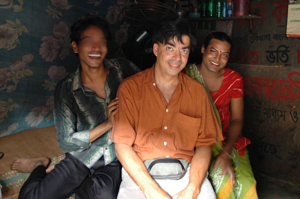 Eclat de rire quand j'enfile la perruque de Shahidul, la voisinne hijra (transsexuel) de Karim. Eclat de rire quand j'enfile la perruque de Shahidul, la voisinne hijra (transsexuel) de Karim.