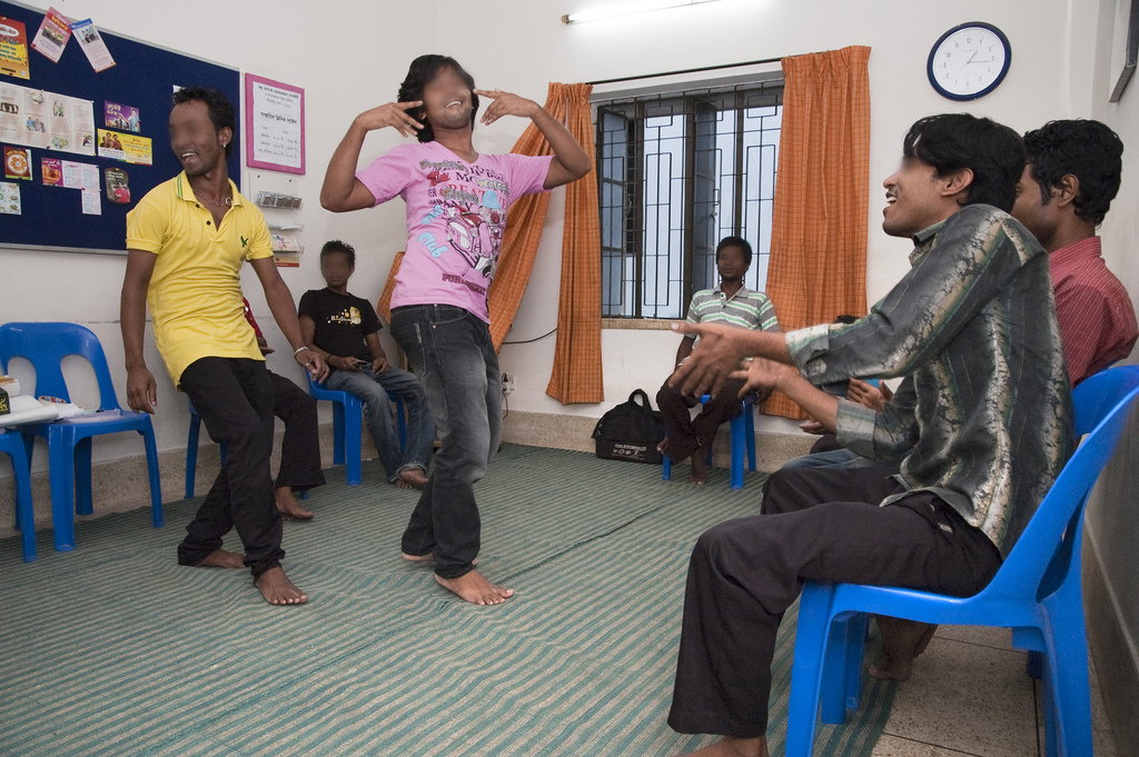 Des membres de la communauté gaie de Dhaka se détendent dans un centre d'accueil. Des membres de la communauté gaie de Dhaka se détendent dans un centre d'accueil.