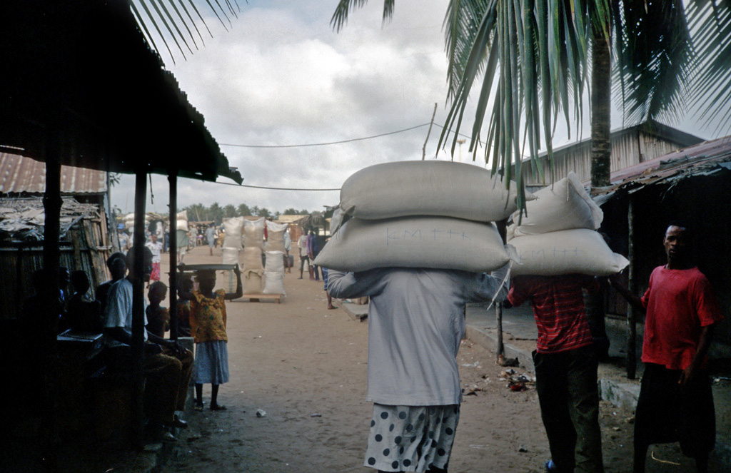 Des contrebandiers qui transportent des tonnes de marchandise du Nigeria vers le Bénin. Des contrebandiers qui transportent des tonnes de marchandise du Nigeria vers le Bénin.