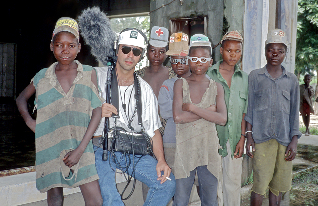 Avec des enfants de la ville de Ganda, au milieu d'un champ de mines antipersonnel