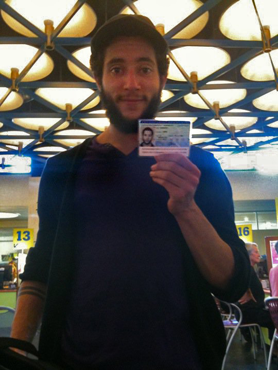 Sam en 2010 avec sa nouvelle carte d'identité Sam en 2010 avec sa nouvelle carte d'identité